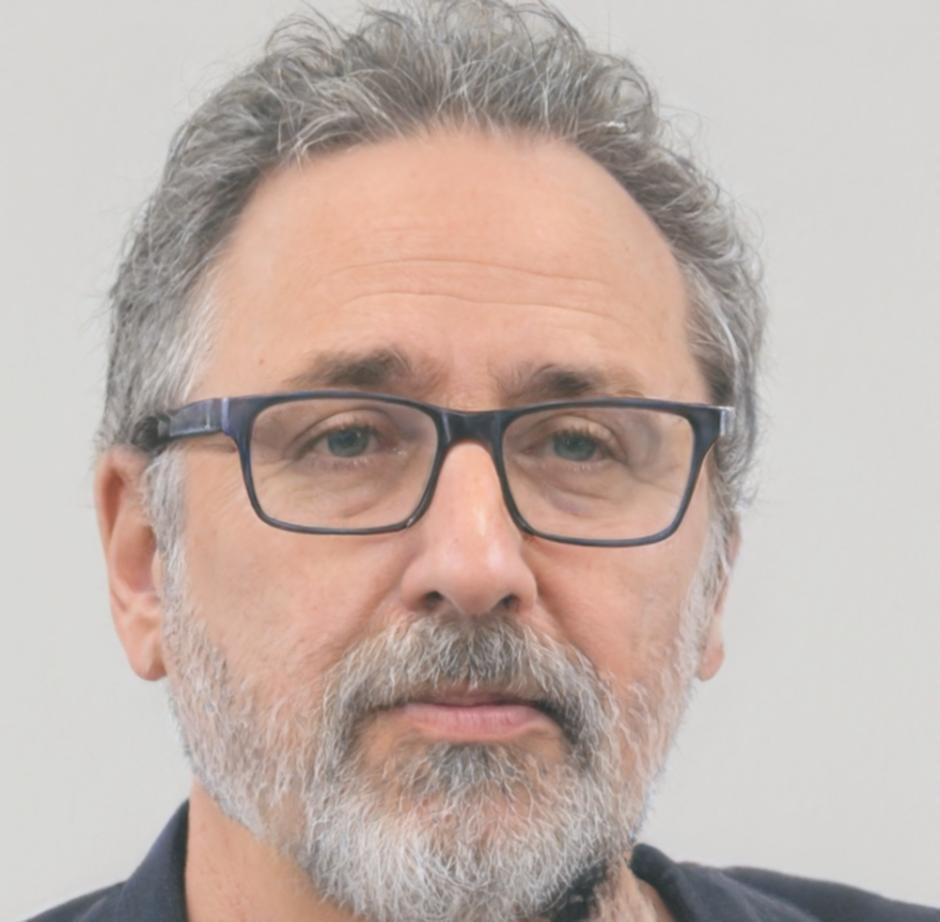 Ritratto professionale di Luca Sandri, esperto di conformità AI e normative europee